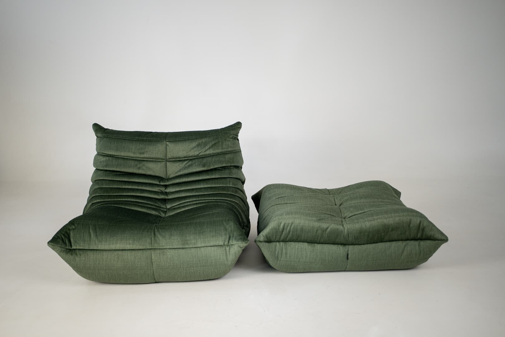 Fotel wypoczynkowy Togo z podnóżkiem, rib velvet moss green - 291307