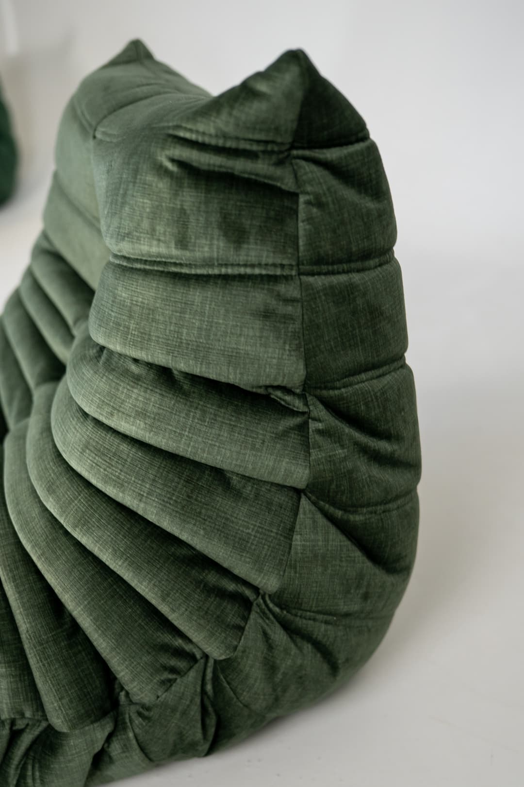 Fotel wypoczynkowy Togo z podnóżkiem, rib velvet moss green - 291313