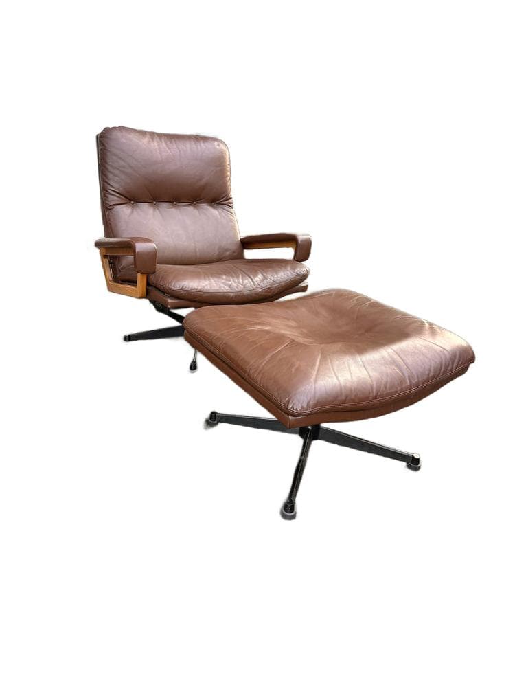 Armchair with ottoman set King Chair, brown leather, beige wood, black metal, by A. Vandenbeuck, Switzerland, 1970s.