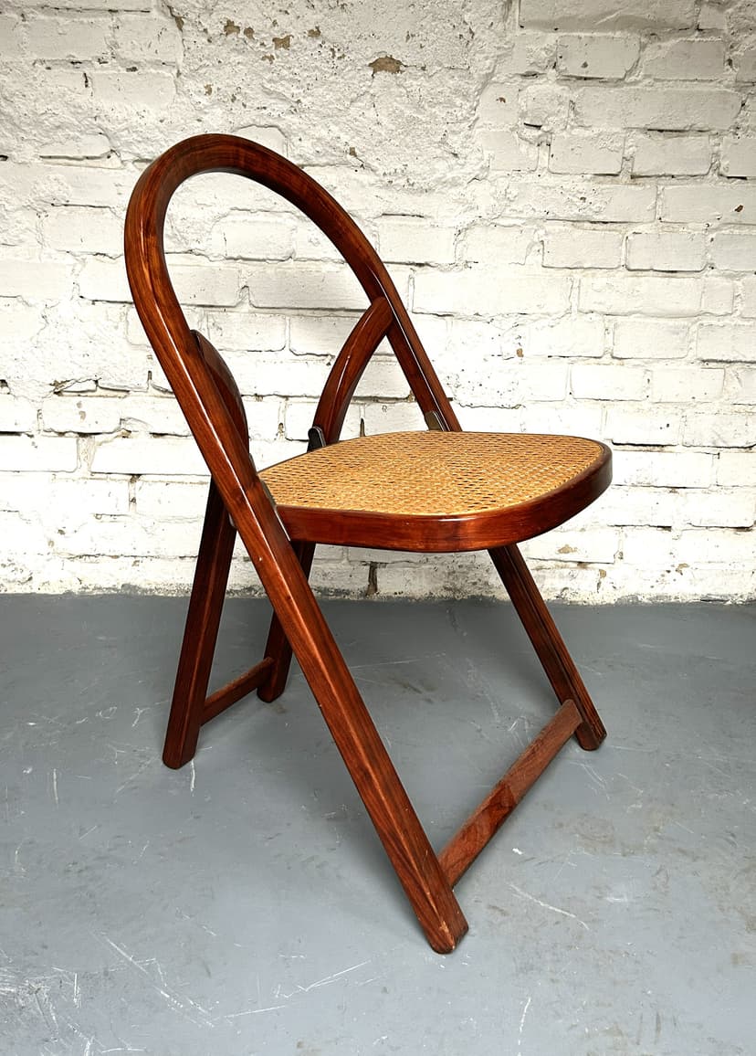 Folding chair Arca, walnut brown, beige rattan, by G. Sabadin, Crassevig, Italy, 1970s.