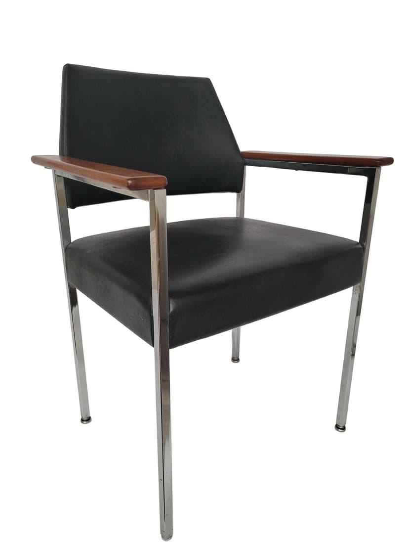 Fotel Bauhaus, skóropodobny czarny, metal chromowany srebrny, podłokietniki teak brązowy, lata 60.