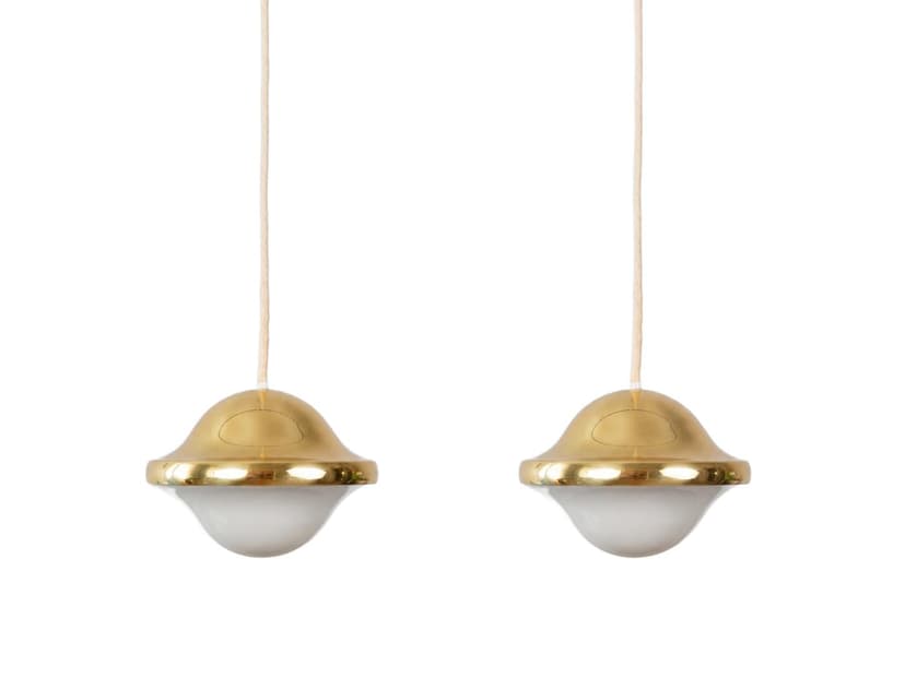 Para lamp wiszących Bubi, złoty metal, biały szklany klosz, proj. H. Kuppel, Louis Poulsen, Dania, lata 70.
