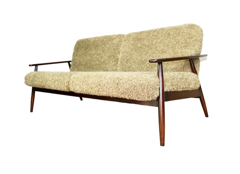 Sofa trzyosobowa, bouclé beżowy khaki, drewno orzech, Polska, lata 80.