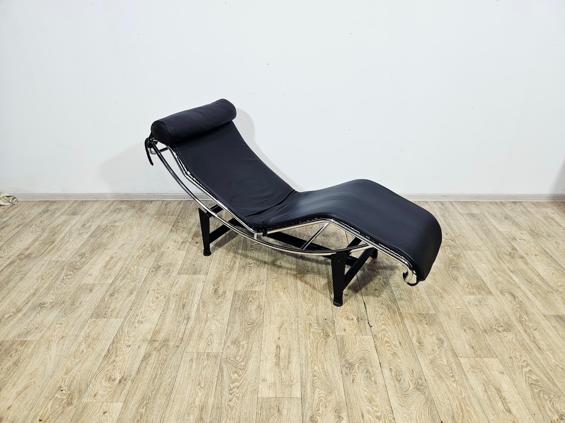 Chaise longue LC4, black leather, chrome steel, 1980s - 346780