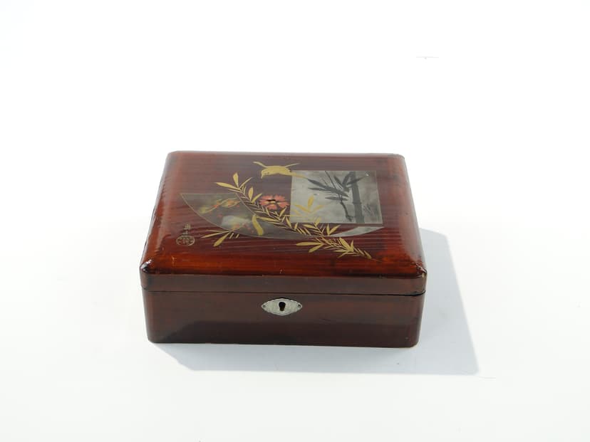 Lacquer box Meiji, brown red black gold green, wood lacquer gilt, Japan, early 20th century