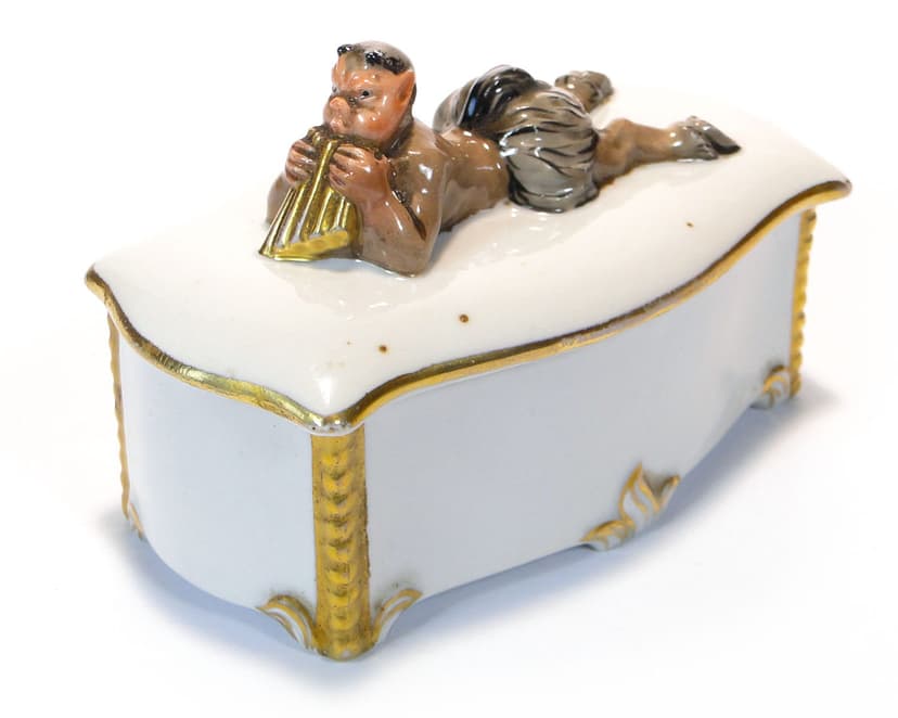 Puzdro dekoracyjne, porcelana biała złocona, Czechy, lata 20.