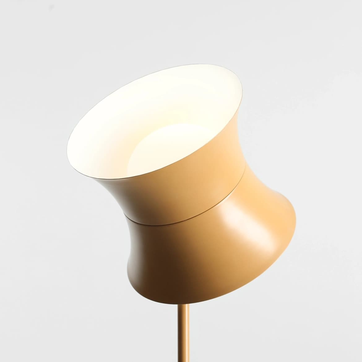 Lampa podłogowa retro Kibo miodowa, proj. N. Szpunar, Artera - 360016