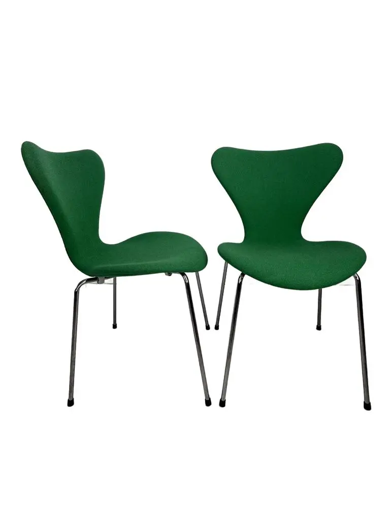 Pair of chairs Series 7, green wool, chromed steel, by A. Jacobsen, Fritz Hansen, Denmark