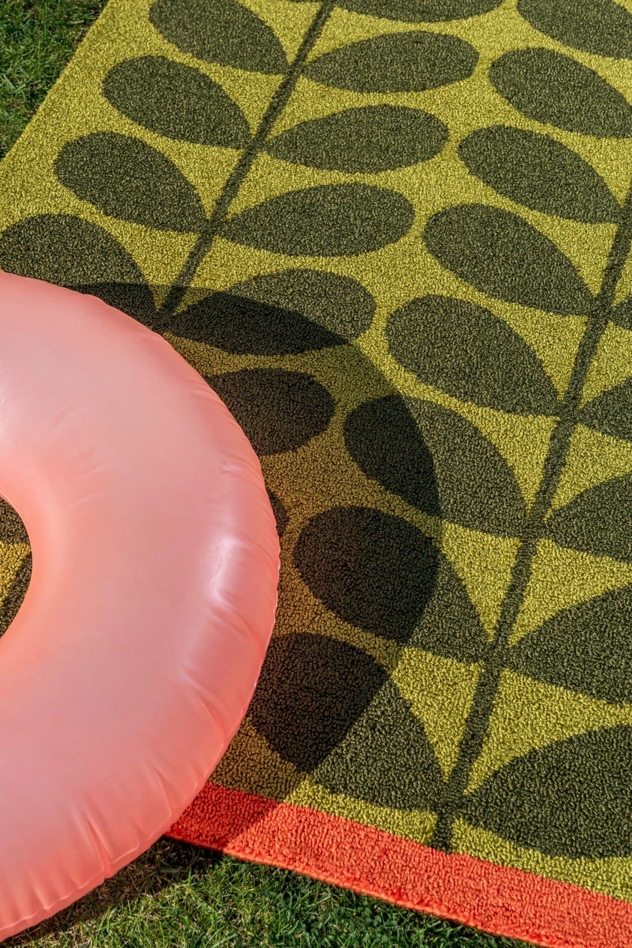 Outdoor rug Solid Stem Seagrass green, pink, orange, red 200x280 cm, Orla Kiely - 375315