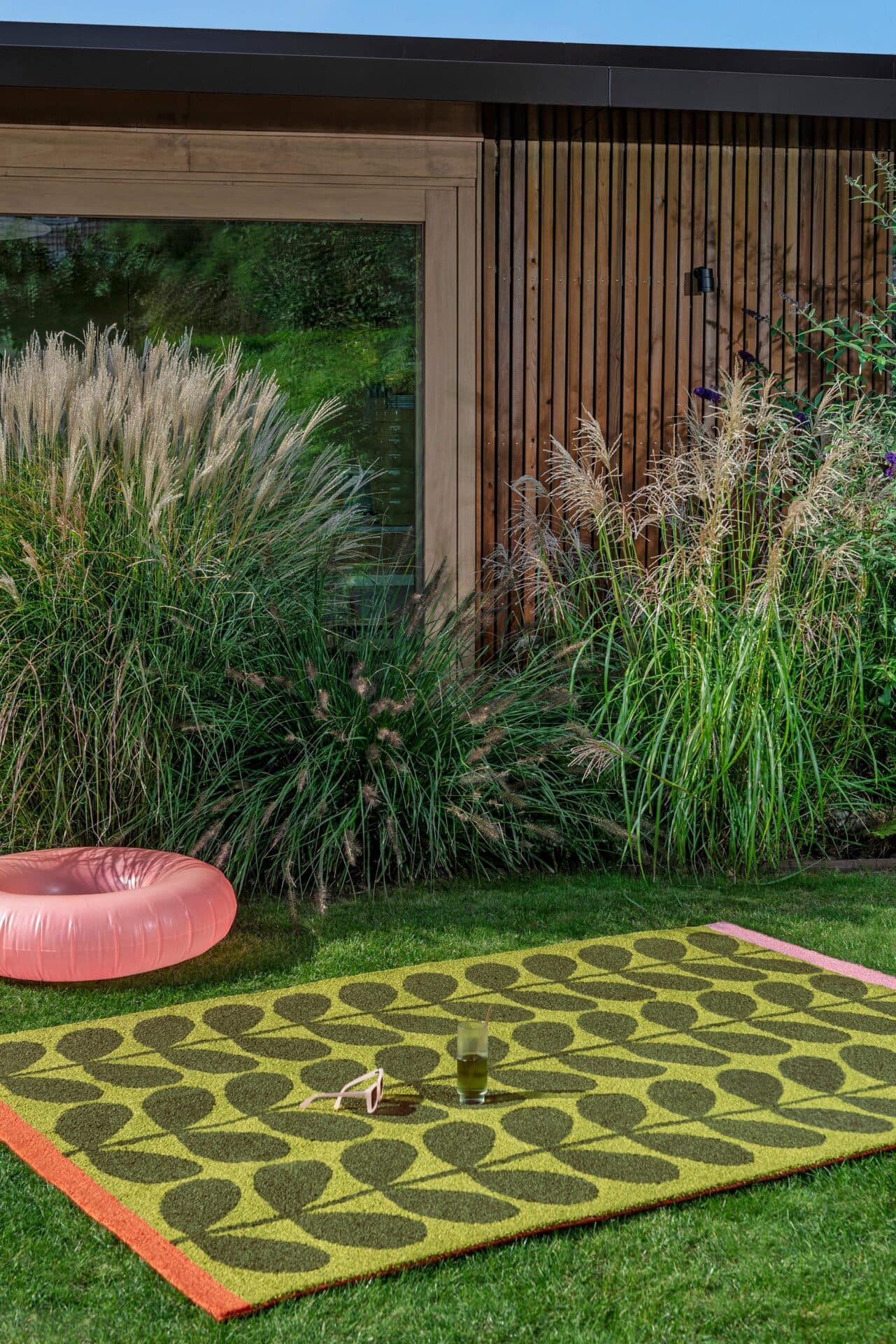 Outdoor rug Solid Stem Seagrass green, pink, orange, red 250x350 cm, Orla Kiely - 375320