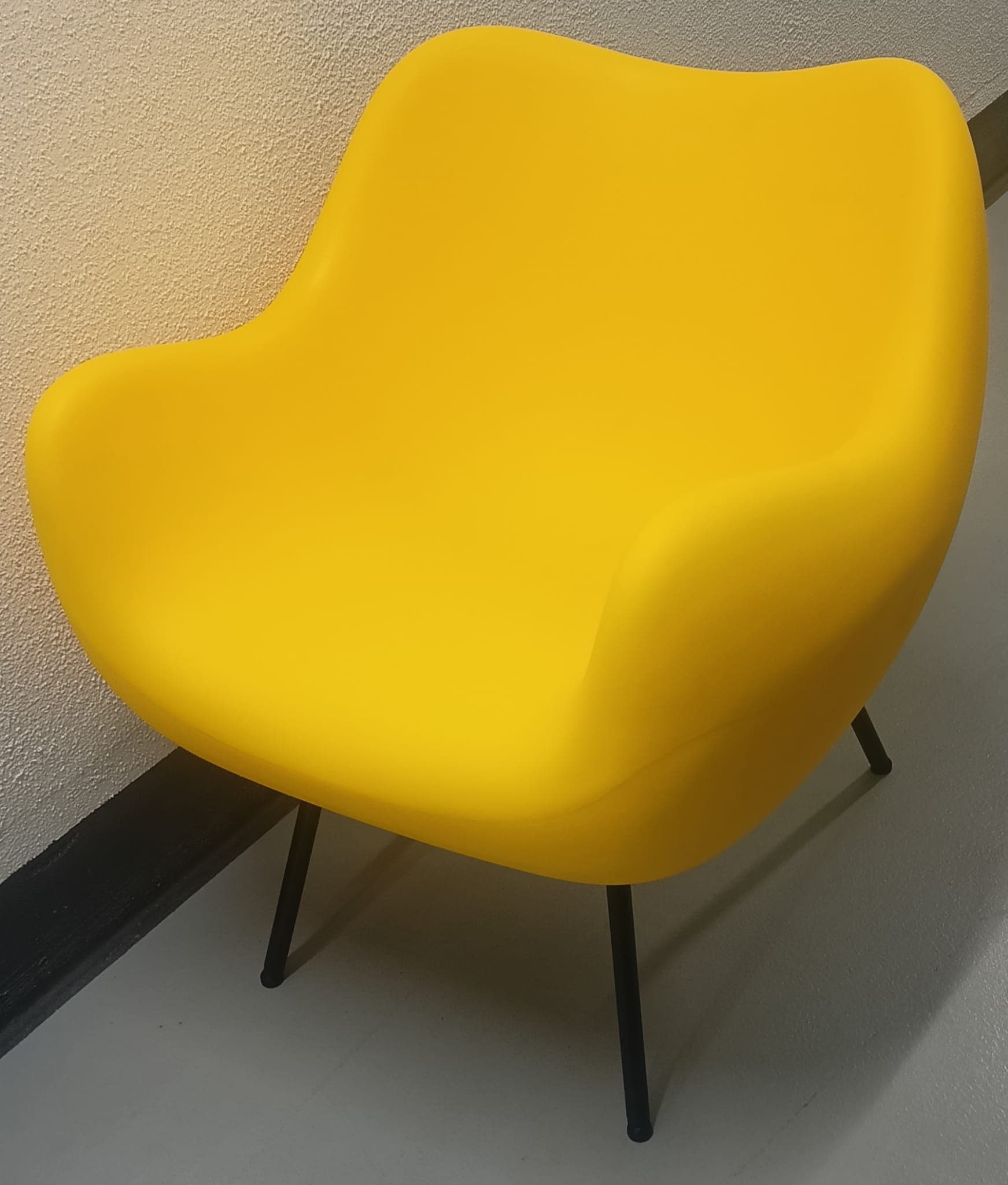 Fotel RM58 Matte żólty, proj. R. Modzelewski, VZÓR, z ekspozycji - 3161