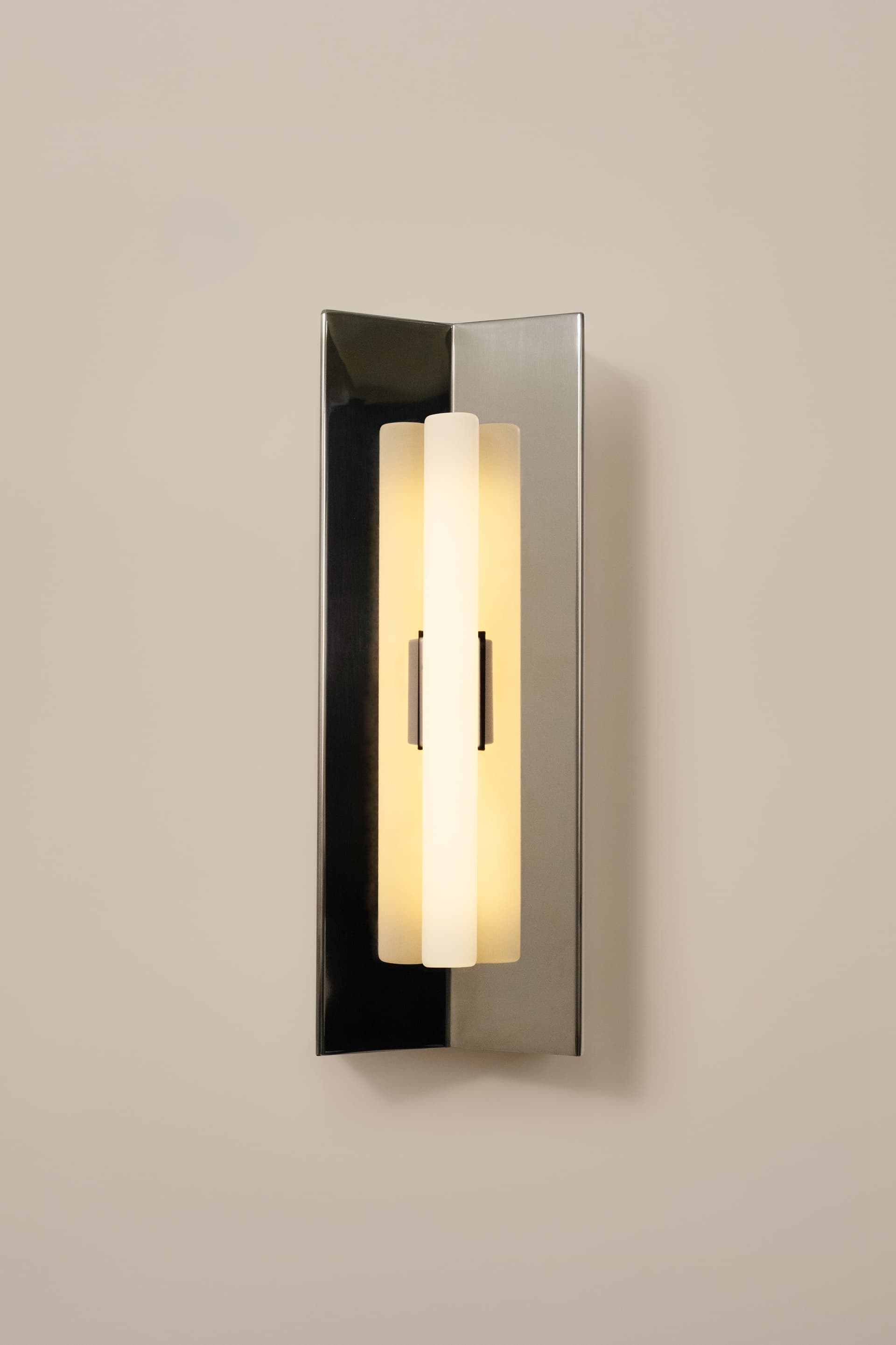 Wall lamp Arrow S, opal bulb, Violaine d'Harcourt - 394167
