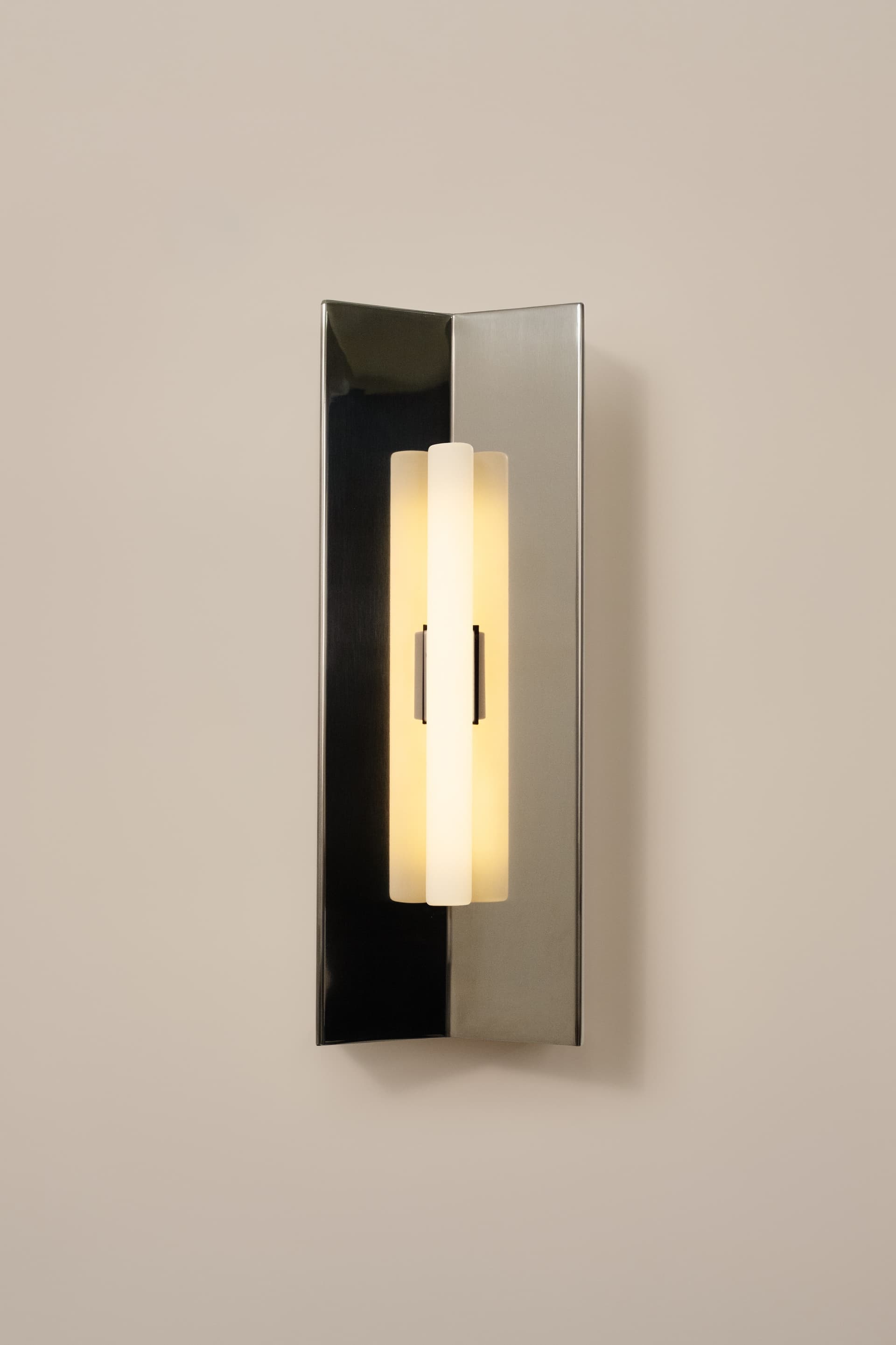 Wall lamp Arrow M, opal bulb, Violaine d'Harcourt - 394172