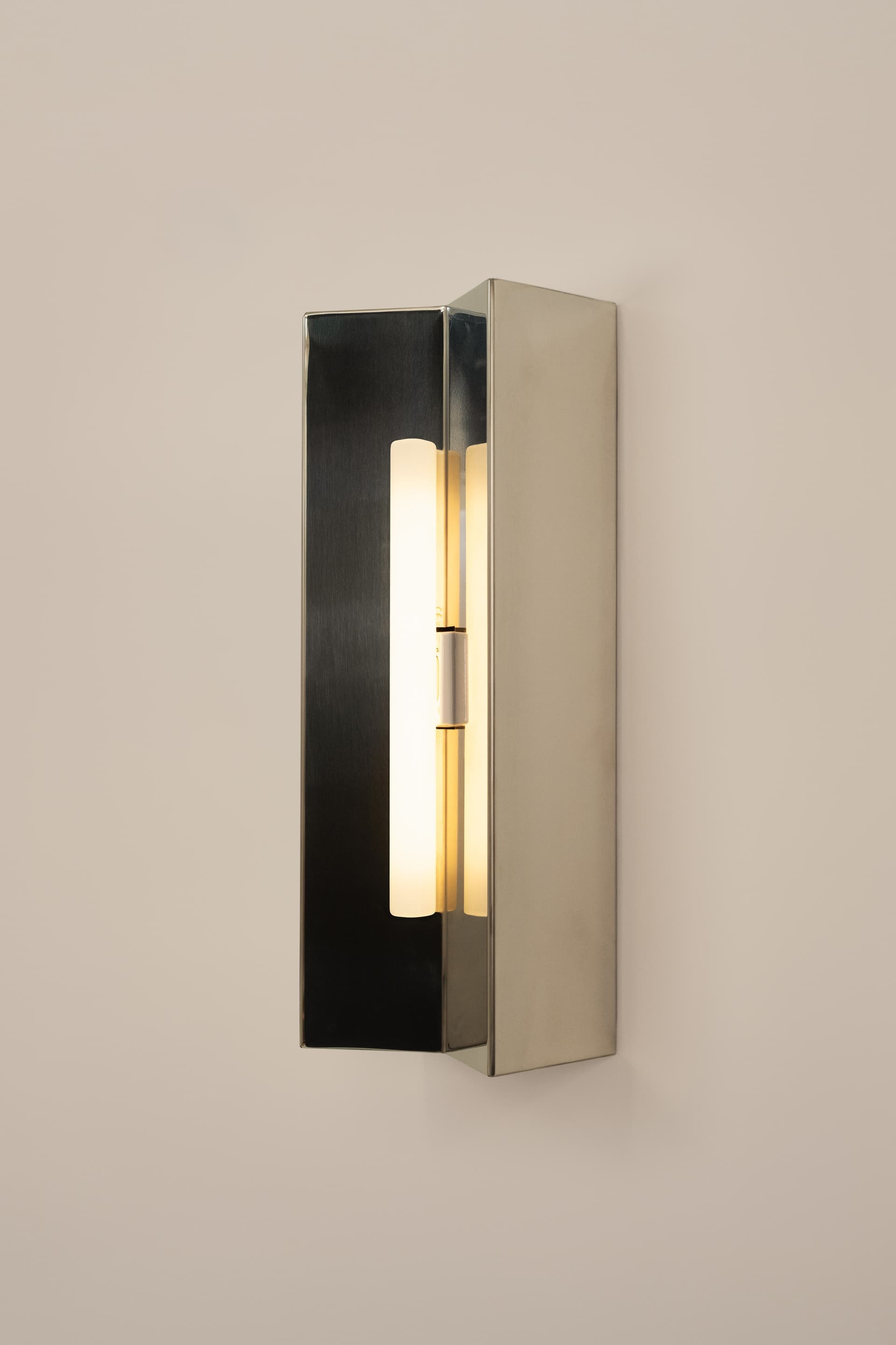 Wall lamp Arrow M, opal bulb, Violaine d'Harcourt - 394171