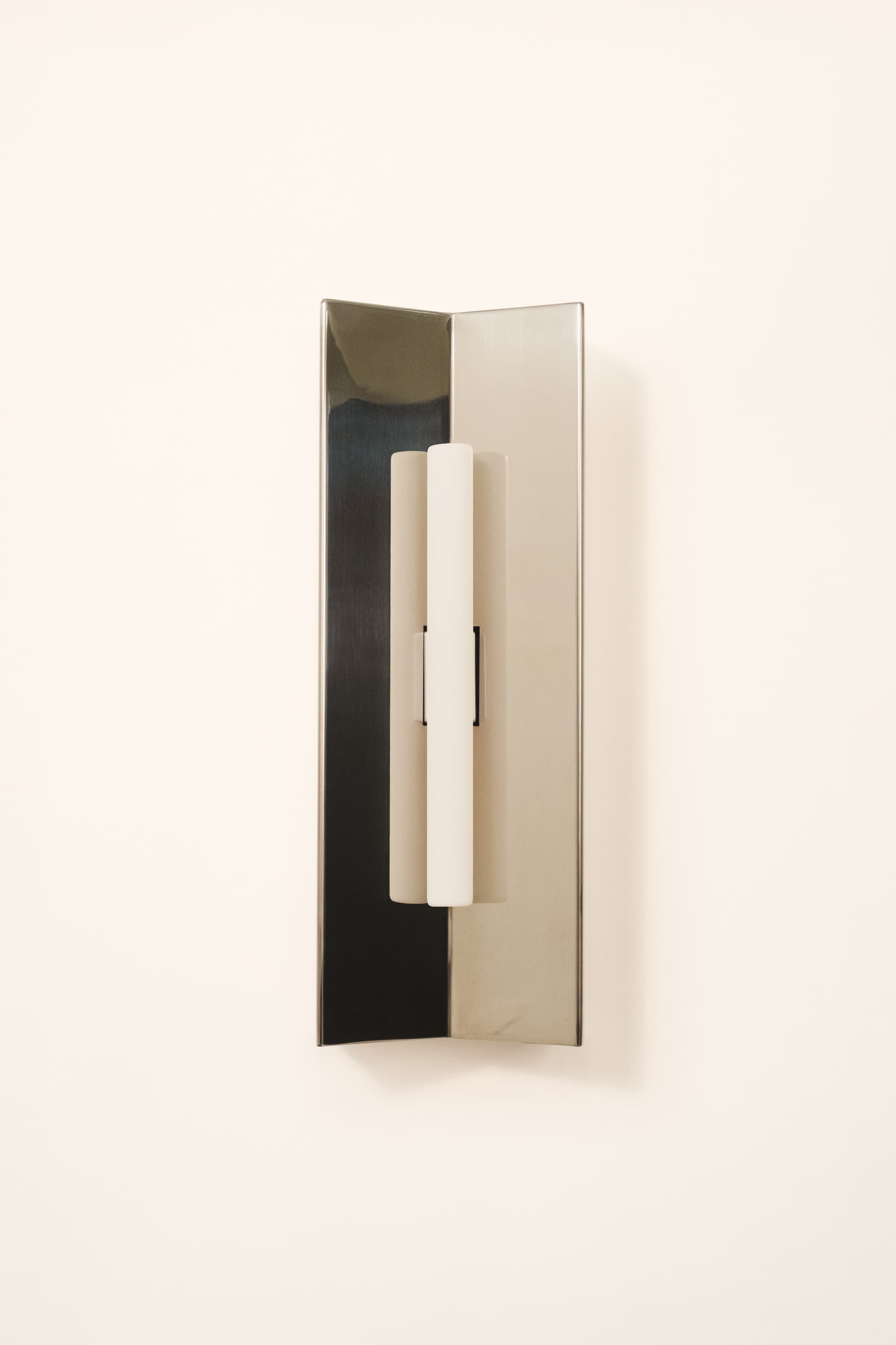 Wall lamp Arrow M, opal bulb, Violaine d'Harcourt - 394169