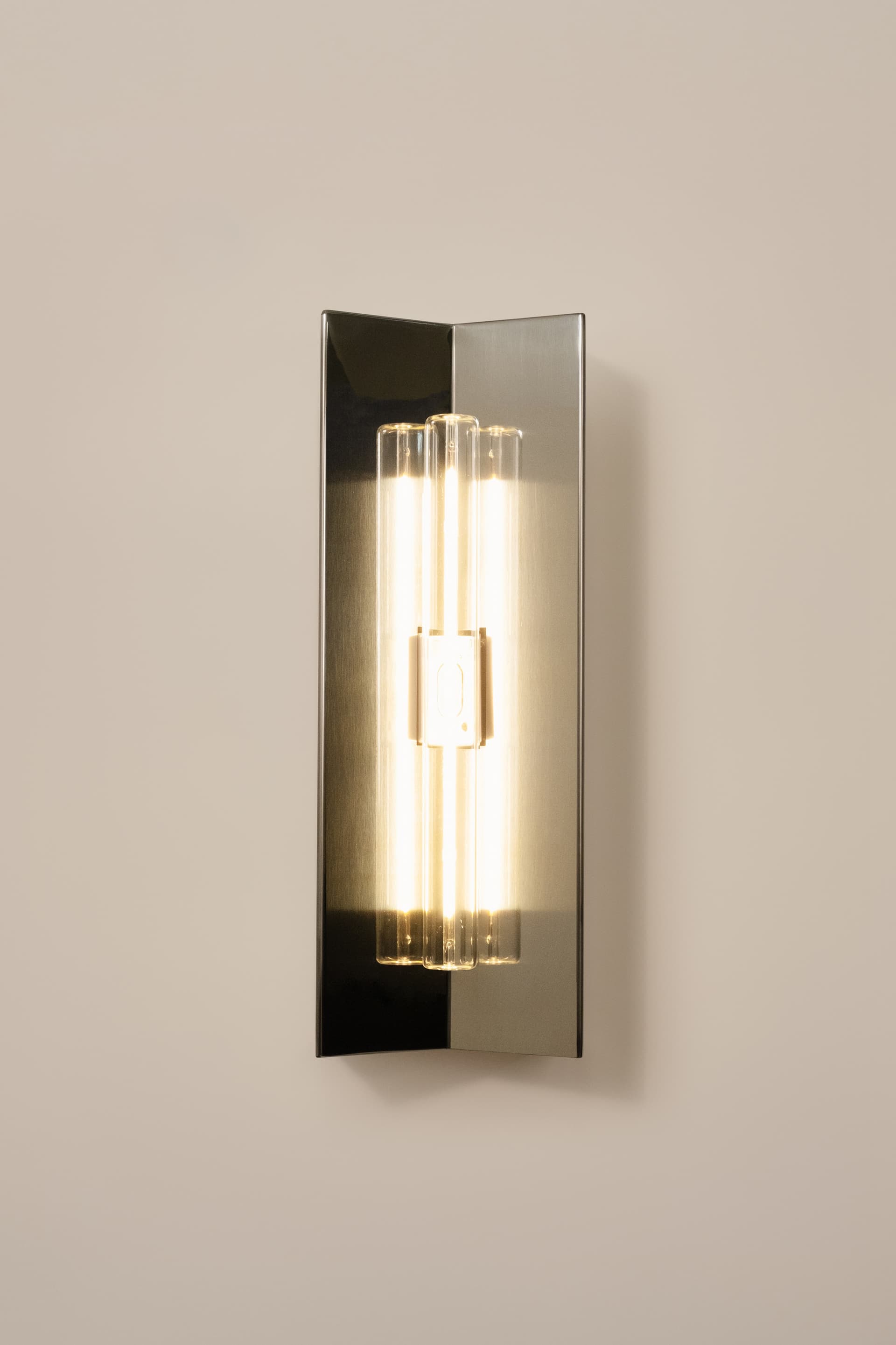 Wall lamp Arrow S, transparent bulb, Violaine d'Harcourt - 394177