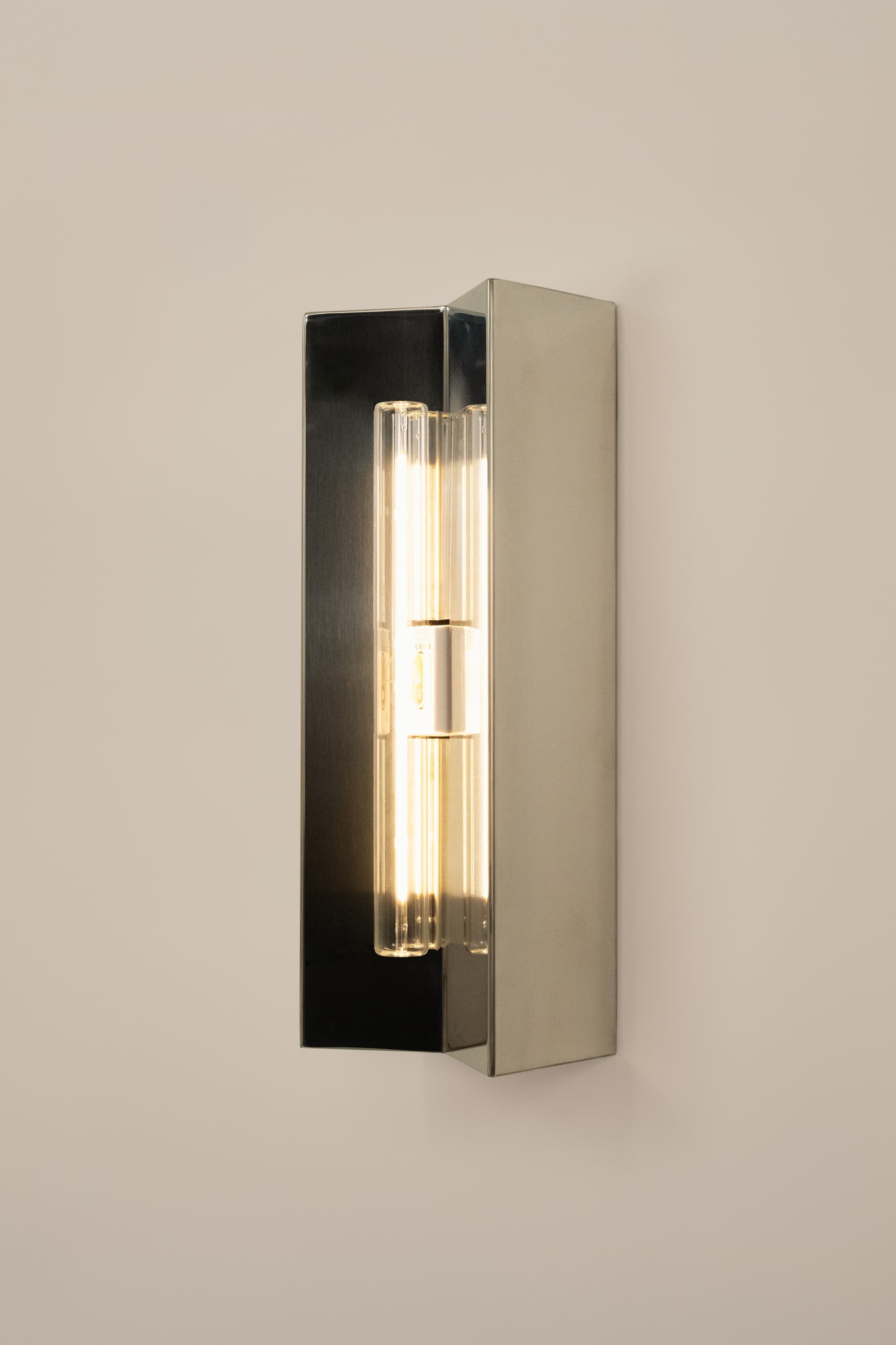Wall lamp Arrow S, transparent bulb, Violaine d'Harcourt - 394176