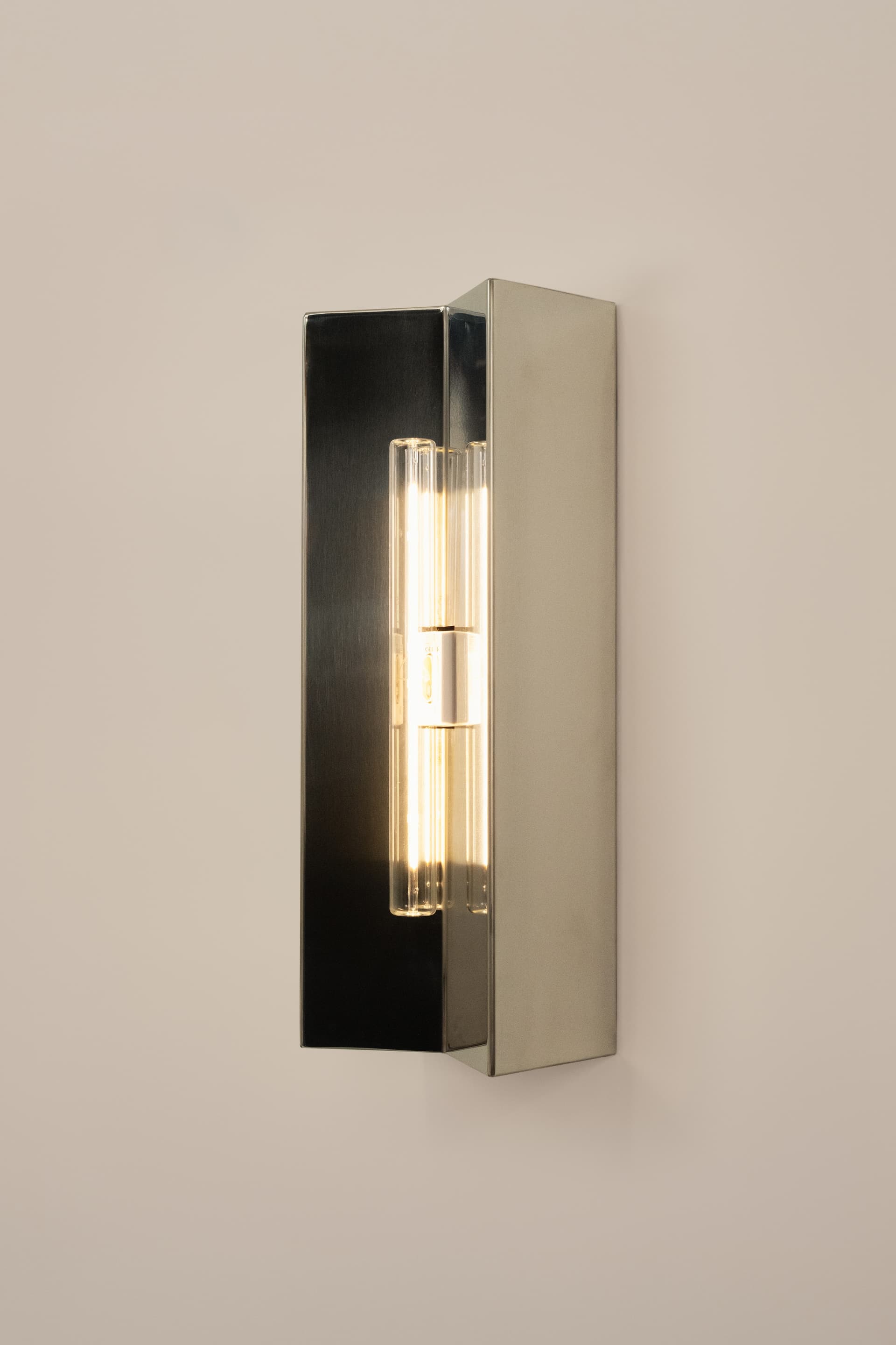 Wall lamp Arrow M, transparent bulb, Violaine d'Harcourt - 394181