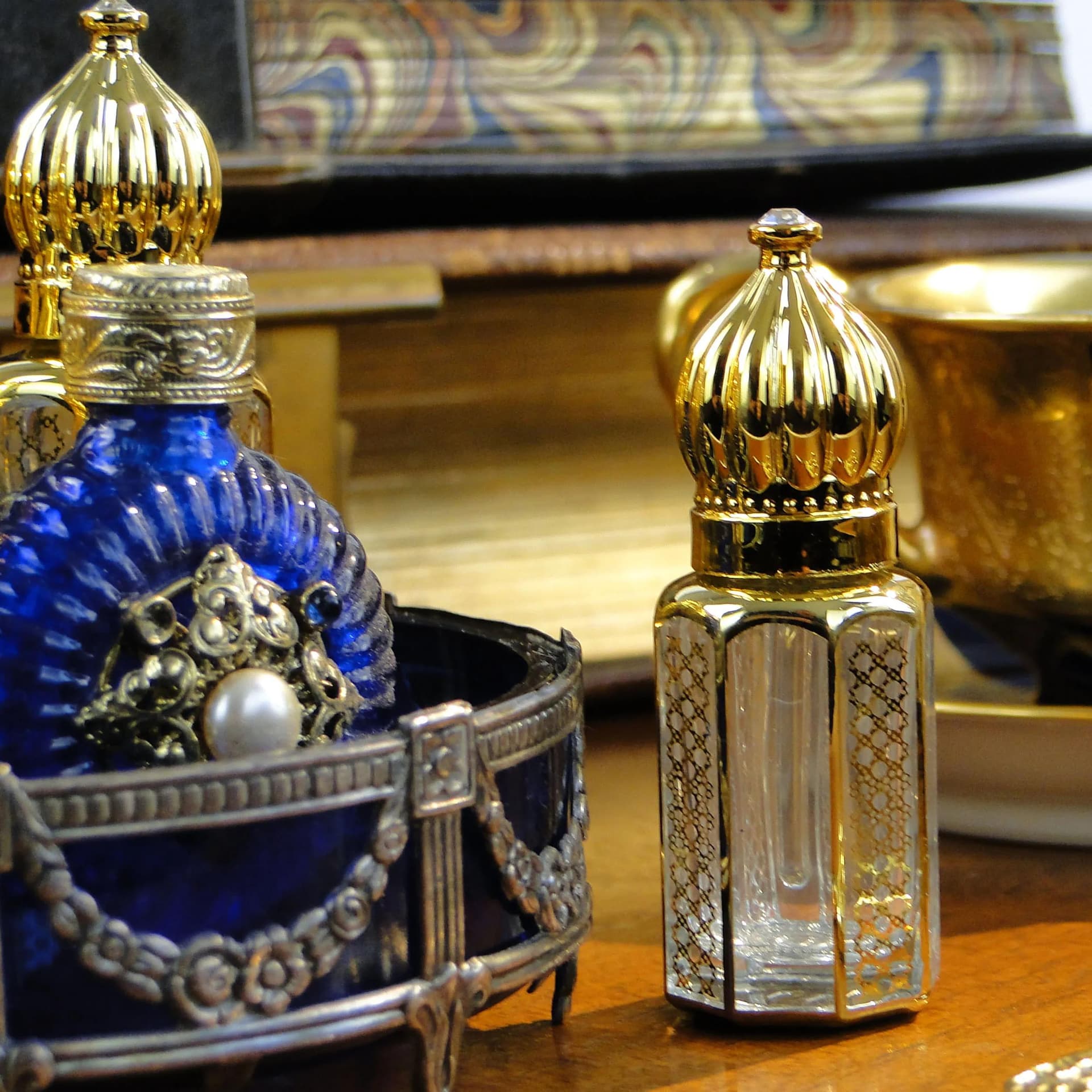 Flakon na perfumy, złoty, szkło, Polska, lata 50. - 35534