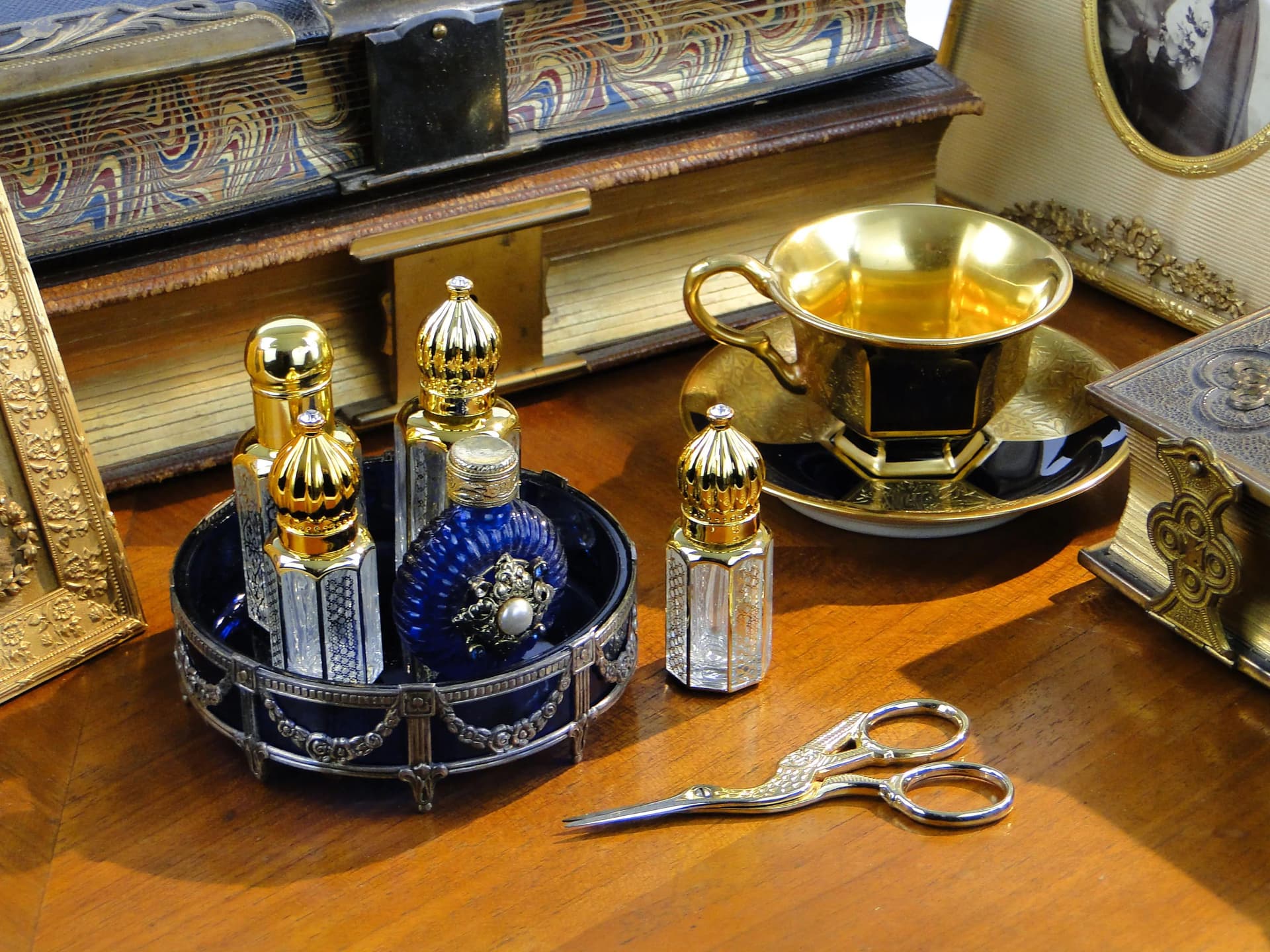 Flakon na perfumy, złoty, szkło, Polska, lata 50. - 35535