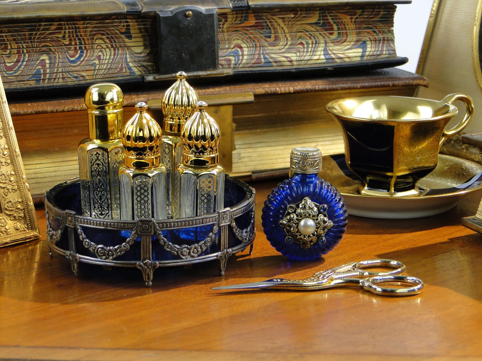 Flakon na perfumy, złoty, szkło, Polska, lata 50. - 35536