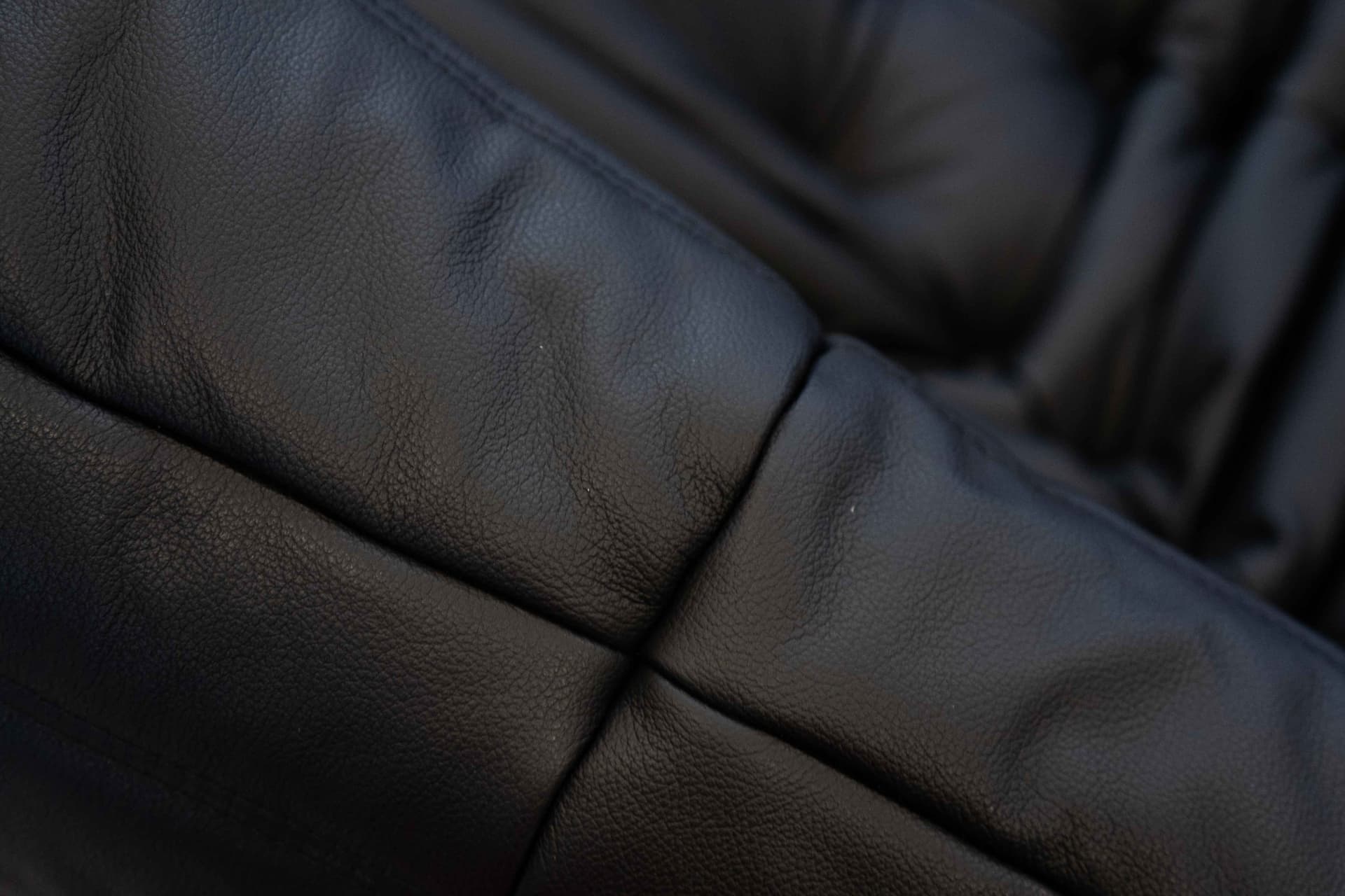 Sofa Togo z podłokietnikami, skóra czarna madras - 298995