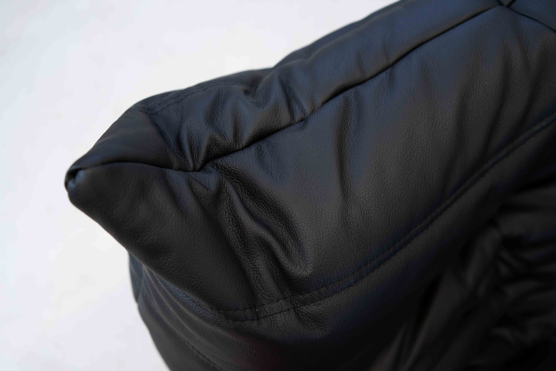 Sofa Togo z podłokietnikami, skóra czarna madras - 298987