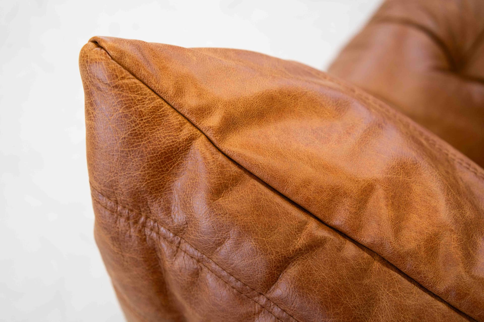 Sofa Togo z podłokietnikami, skóra brązowa dubai pine - 298981
