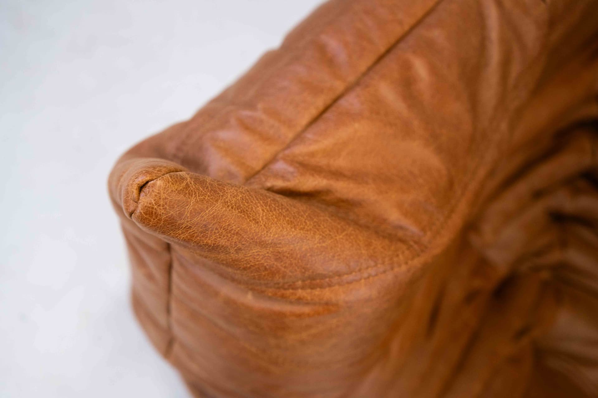 Sofa Togo z podłokietnikami, skóra brązowa dubai pine - 298979