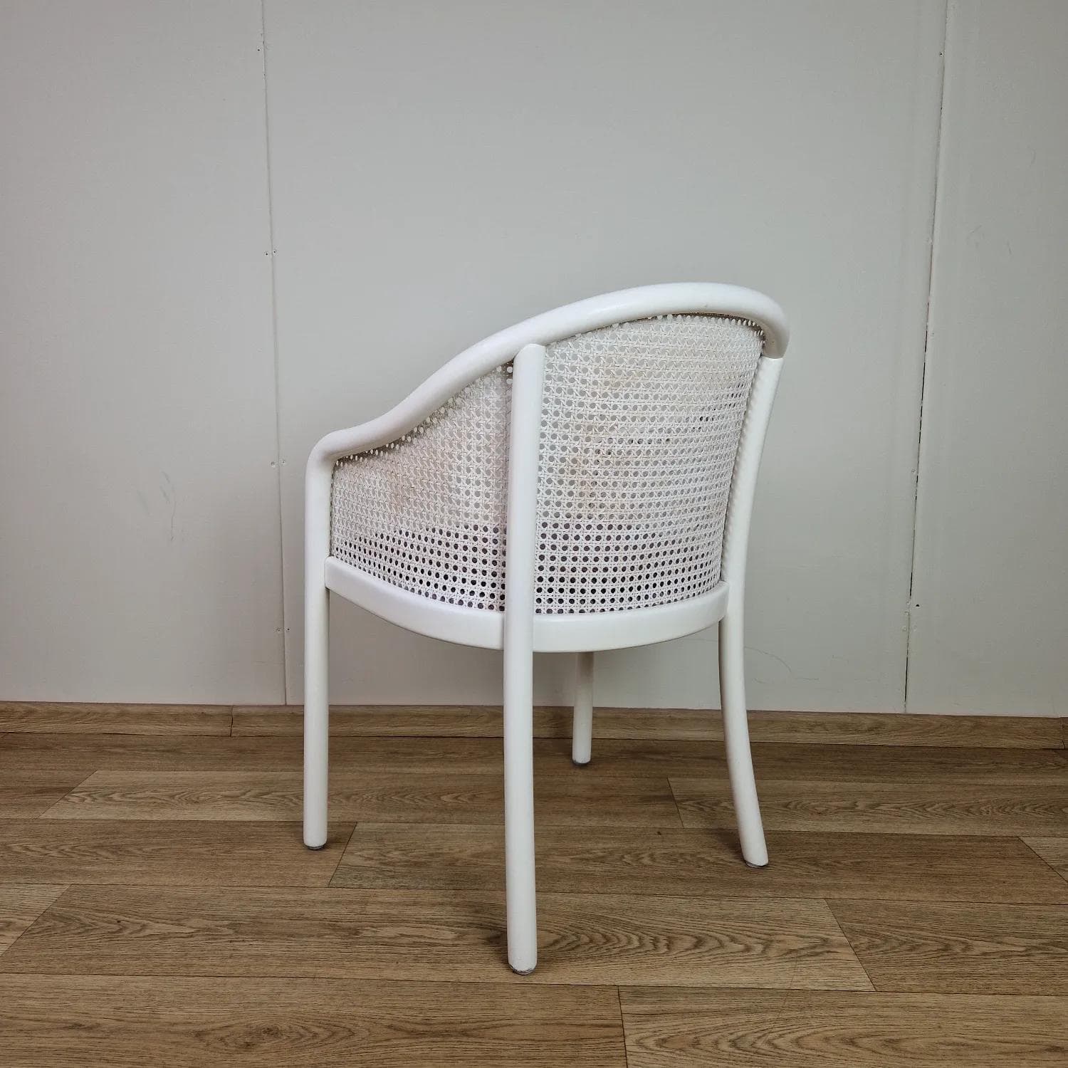 Fotel postmodernistyczny, drewno białe, tapicerka fioletowa, Włochy, lata 80. - 68655