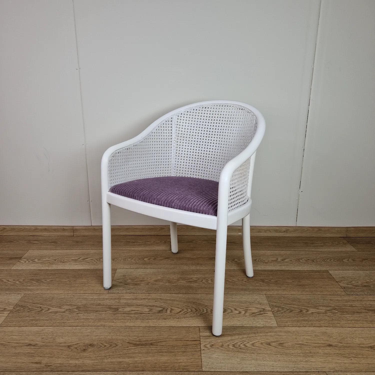 Fotel postmodernistyczny, drewno białe, tapicerka fioletowa, Włochy, lata 80. - 68652