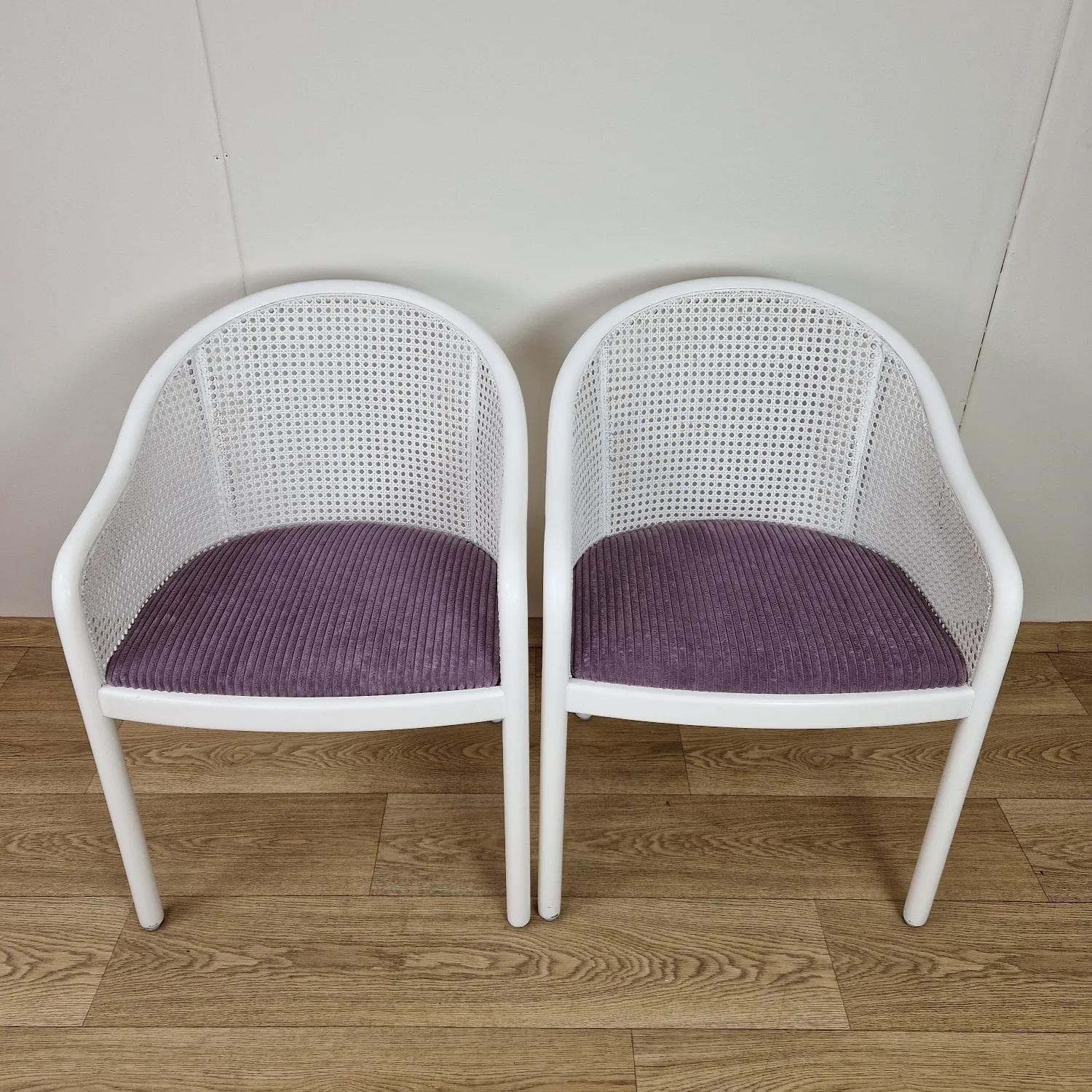 Fotel postmodernistyczny, drewno białe, tapicerka fioletowa, Włochy, lata 80. - 68660