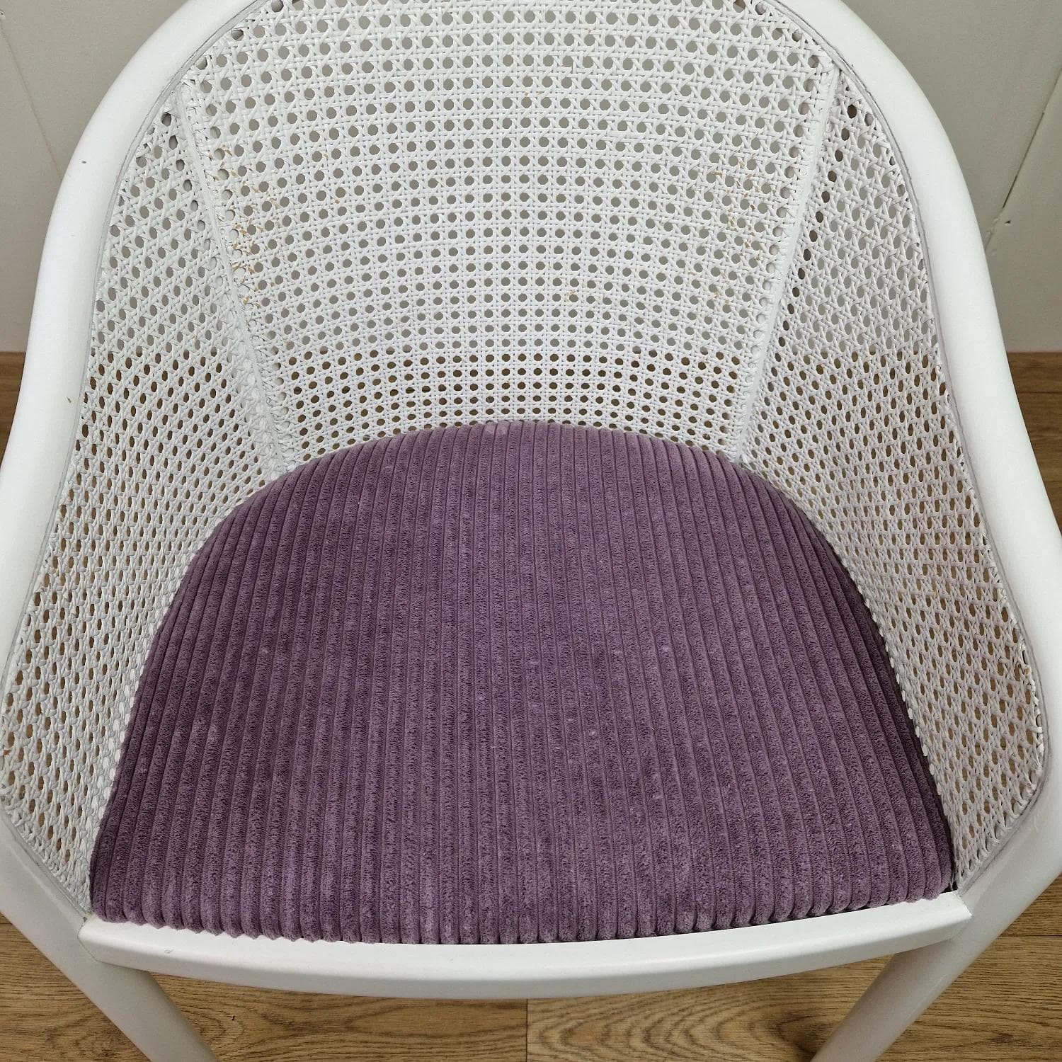 Fotel postmodernistyczny, drewno białe, tapicerka fioletowa, Włochy, lata 80. - 68657