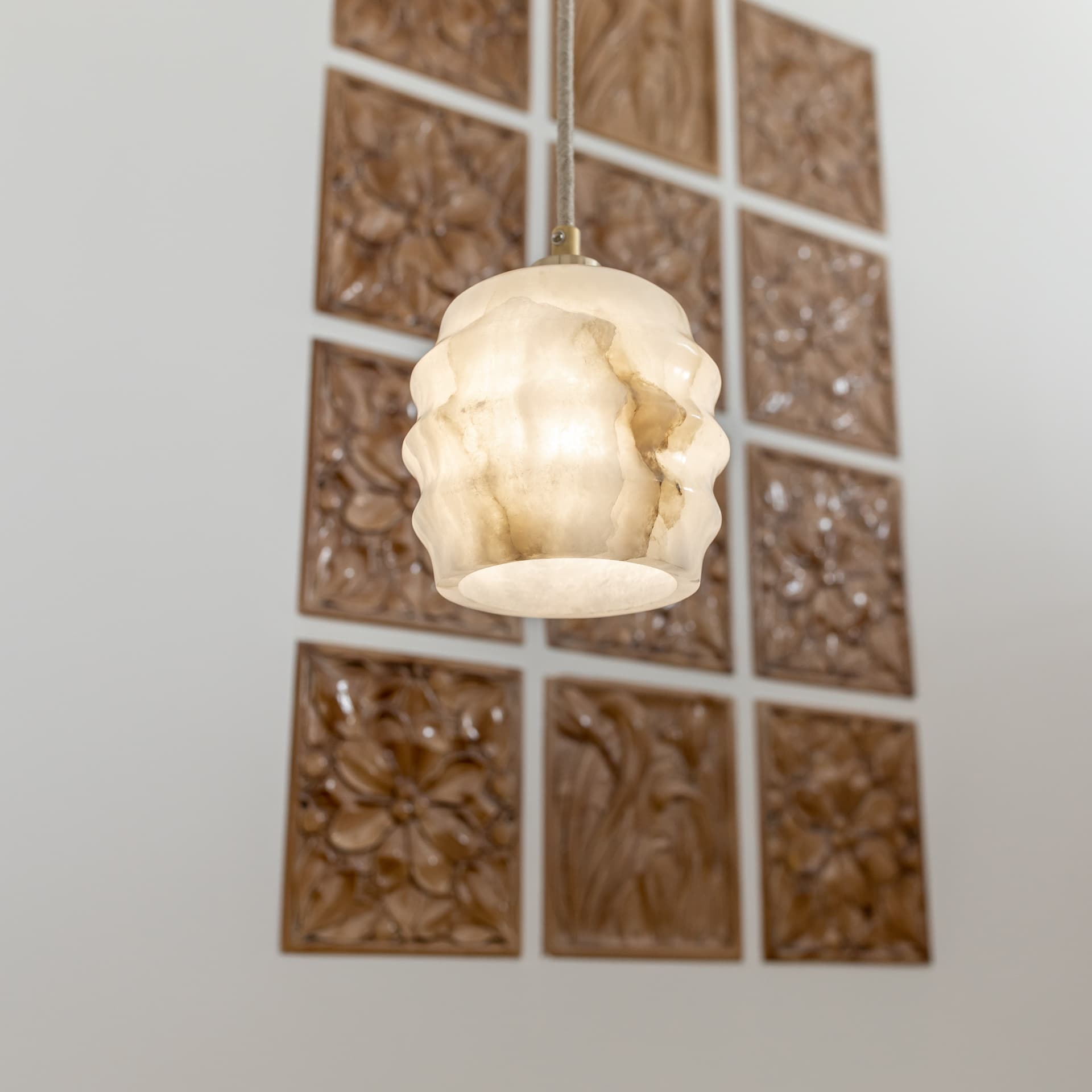 Lampa wisząca Kalliope wzorzysty alabaster, mosiądz, Embassy Interiors - 80053