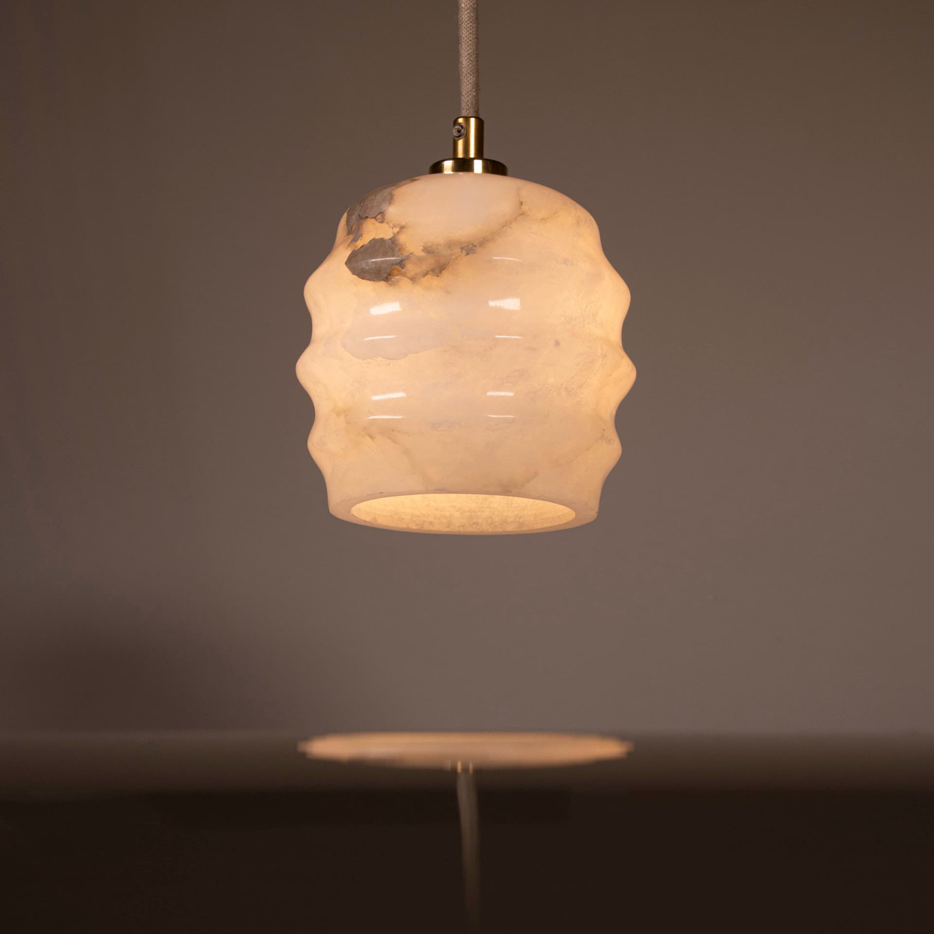 Lampa wisząca Kalliope wzorzysty alabaster, mosiądz, Embassy Interiors - 80054