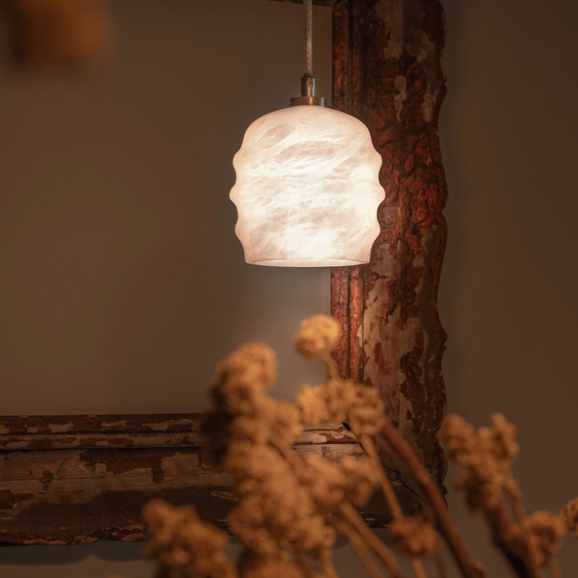 Lampa wisząca Kalliope biały alabaster, mosiądz, Embassy Interiors - 77445